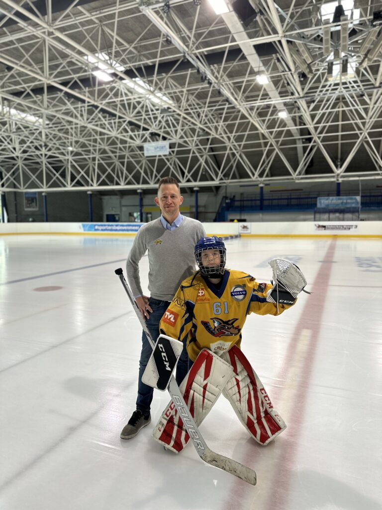 “Ik ben event manager bij Haskey en organiseer van alles om de werking van de ijshockeyclub te steunen. Op 4 en 5 mei is het speciaal, want we steunen zoveel meer mensen!” - Kelly Pallen
